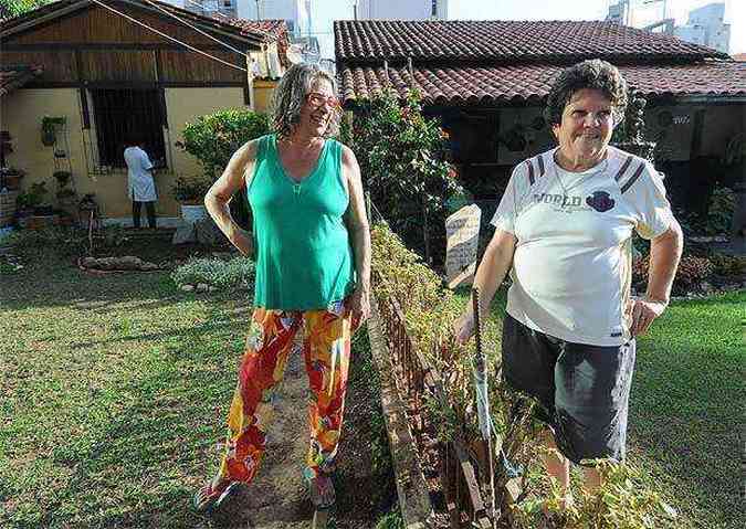 Dona Yara e Liliane, vizinhas na Vila Beltro, dizem que nada paga a tranquilidade que tm dentro do espao: 