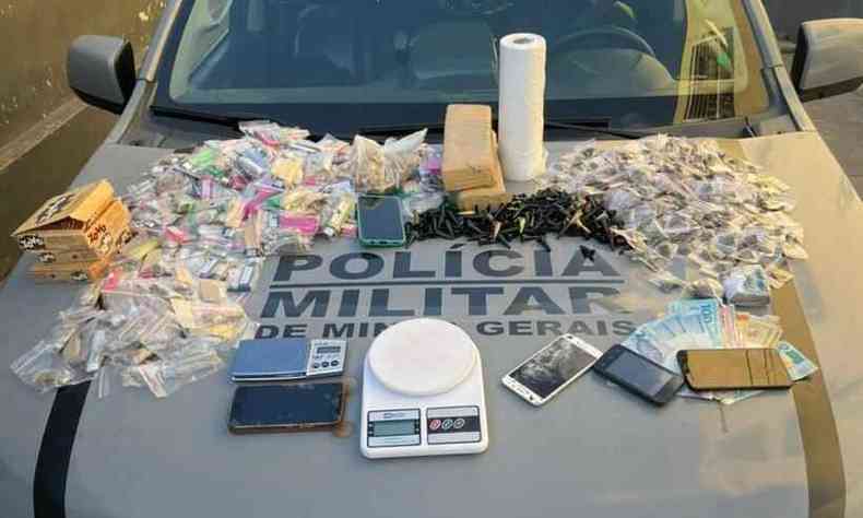 Primeiros kits de venda de maconha foram encontrados no Bairro Milionrios(foto: PMMG/Divulgao)