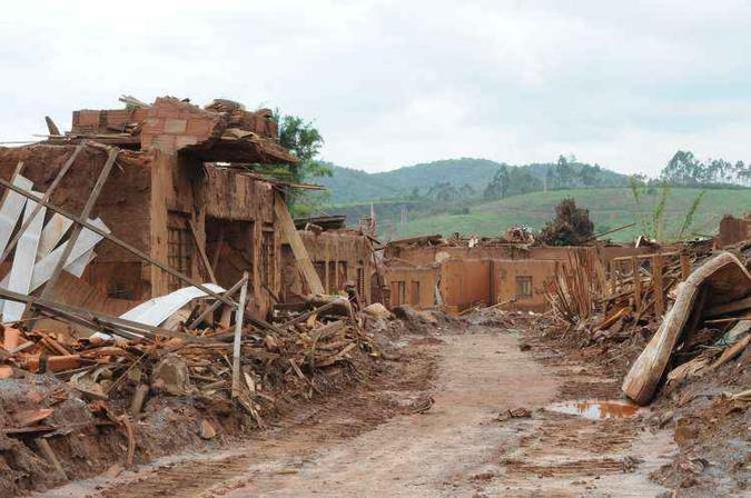 A barragem da mineradora Samarco se rompeu no distrito de Bento Rodrigues, zona rural a 23 quilômetros de Mariana, em Minas Gerais, e inundou a região (foto: Tulio Santos/EM/D.A Press) A barragem da mineradora Samarco se rompeu no distrito de Bento Rodrigues, zona rural a 23 quilômetros de Mariana, em Minas Gerais, e inundou a região (foto: Tulio Santos/EM/D.A Press)