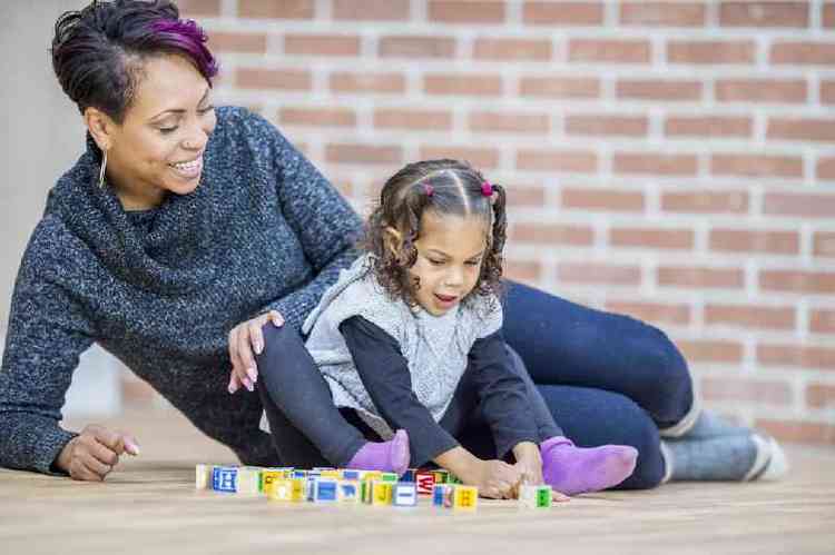 Me e filha brincando de montar blocos