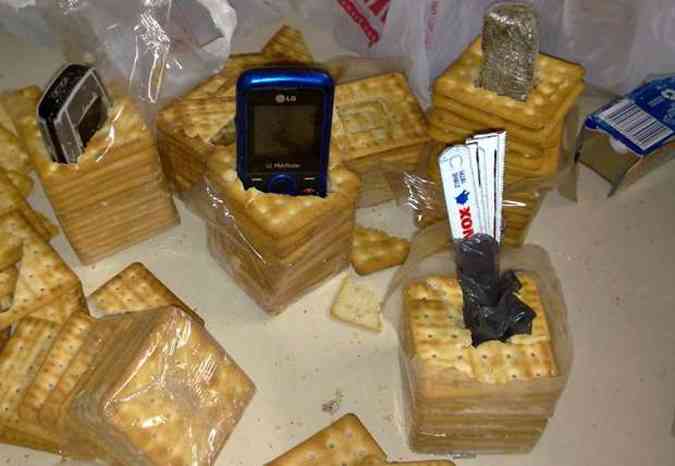 Drogas, ceguetas e celulares encontrados dentro de pacotes de biscoitos em uma priso de Porto Seguro(foto: Reproduo internet / www.radar64.com)