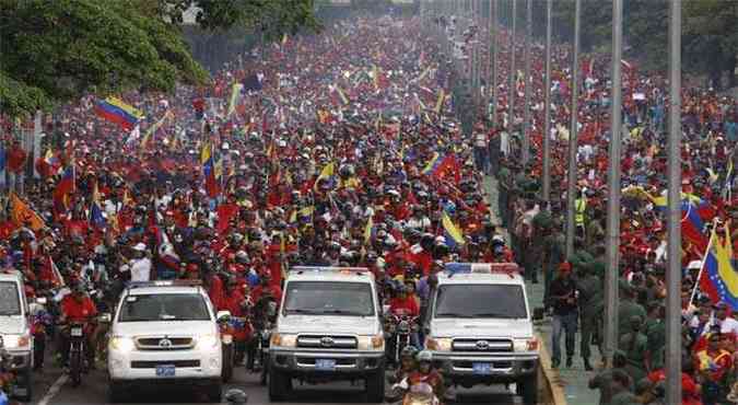 Milhes de pessoas acompanharam os carros que levaram o corpo de Chvez para o Museu Histrico da Revoluo(foto: REUTERS/Edwin Montilva)