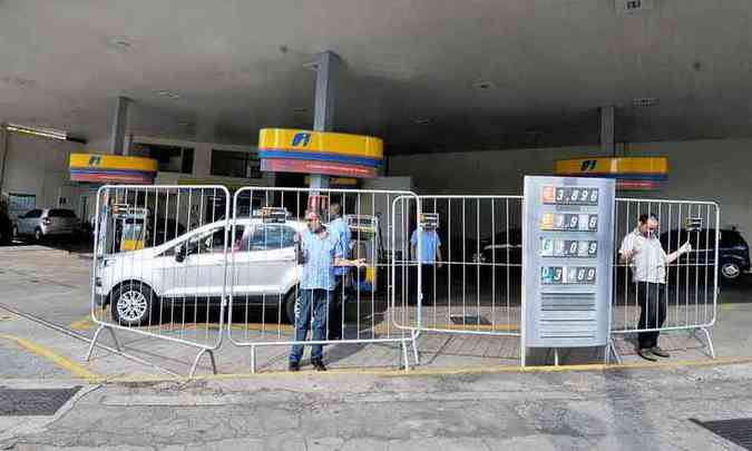 Posto de gasolina no Bairro Funcionrios gastou R$ 1,5 mil em materiais para impedir a passagem de pessoas pela sua rea durante os dias de festa(foto: Ramon Lisboa/EM/D.A Press)