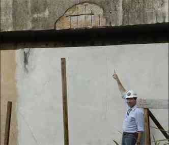 Engenheiro civil Frederico Coelho mostra ferragens expostas em prdio no Bairro Santa Lcia. Segundo ele, a chuva causa ferrugem e infiltraes que comprometem a estrutura.(foto: Beto Magalhes/EM/D.A PRESS)