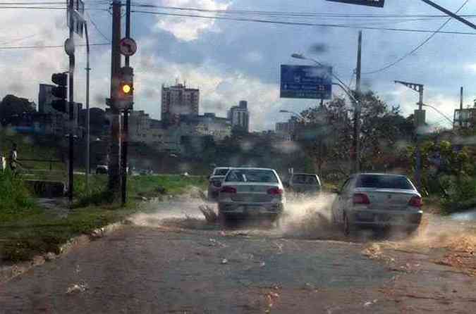 A Avenida Marco Tlio Isaac, em Betim, foi tomada pela gua da chuva(foto: Edsio Ferreira/EM/D.A.Press)