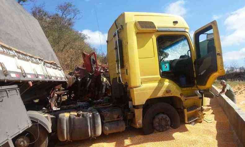 Carga se espalhou pela pista com o tombamento da carreta(foto: Reproduo da Internet/WhatsApp)