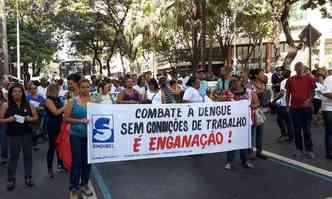 Trabalhadores protestam com faixas e cartazes na Praa Afonso Arinos(foto: Sindibel/Divulgao)