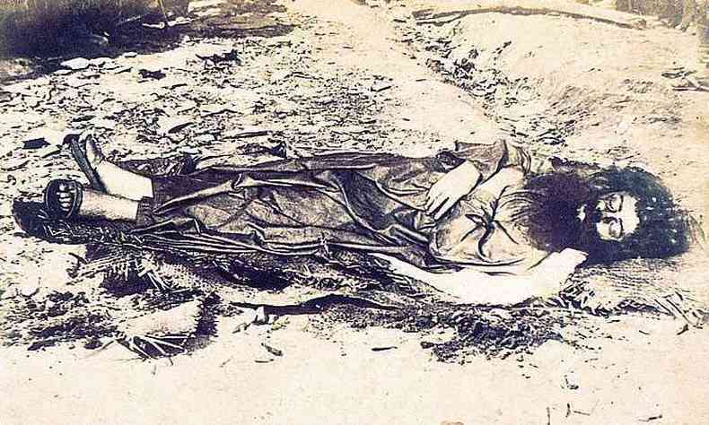 Corpo morto do mstico Antnio Conselheiro. Ele morreu supostamente vtima de uma disenteria antes do fim do combate.(foto: Flvio de Barros/Acervo Museu da Repblica)