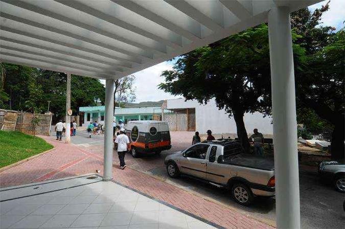 Cortejo f�nebre passa ao lado dos nove vel�rios inativos do cemit�rio (foto: Euler Junior/EM/D.A Press)