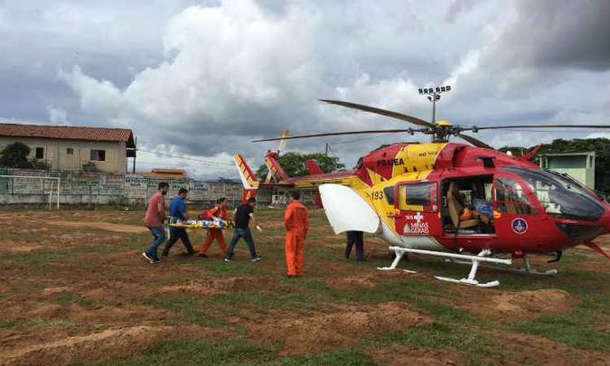 Crianças foram transferidas para BH no helicóptero do Corpo de Bombeiros(foto: Corpo de Bombeiros/Divulgação) Crianças foram transferidas para BH no helicóptero do Corpo de Bombeiros(foto: Corpo de Bombeiros/Divulgação)