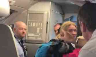 Um funcionrio da American Airlines foi suspenso aps um vdeo mostrar briga com tripulao(foto: Reproduo / Facebook)