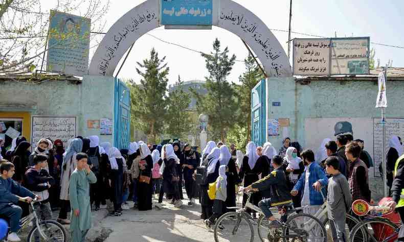 meninas deixam a escola depois de frequentar apenas algumas horas aps a reabertura em Cabul em 23 de maro de 2022