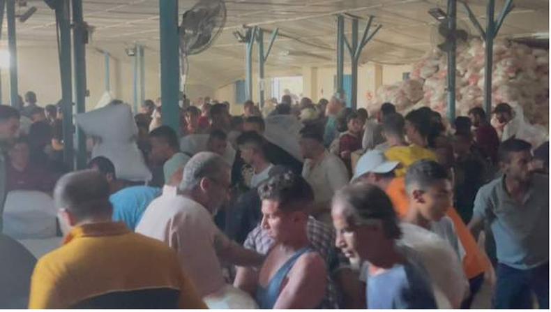 Pessoas carregando suprimentos em Gaza