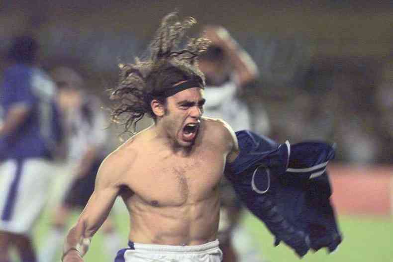 Sorn em comemorao de gol sobre o Atltico, em vitria por 4 a 2, em 2000. Foto de Jorge Gontijo, do Estado de Minas, ilustra bem o esprito do argentino com a camisa do Cruzeiro(foto: Jorge Gontijo/EM/D. A Press)