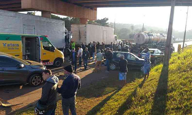 Acidente ocorreu sob viaduto em So Joaquim de Bicas(foto: Reproduo da internet/WhatsApp)