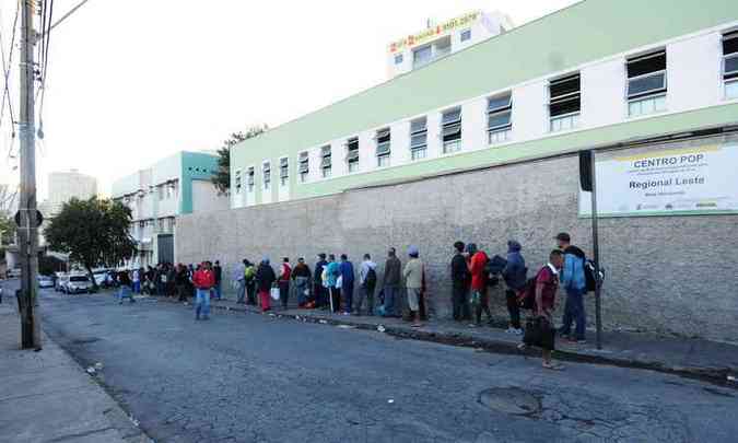 Moradores de rua fazem fila para entrar no abrigo Tia Branca, no Bairro Floresta(foto: Gladyston Rodrigues/EM/D.A PRESS)