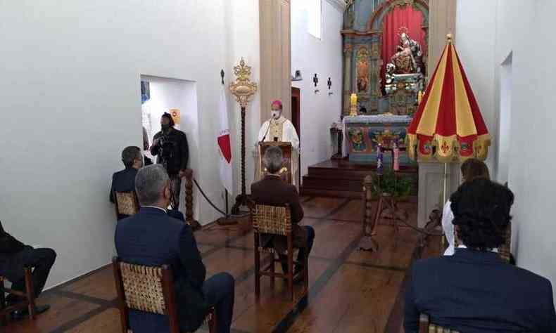 Dom Walmor presidiu missa na ermida do sculo 18, na presena do governador Romeu Zema e de outras autoridades(foto: Divulgao)