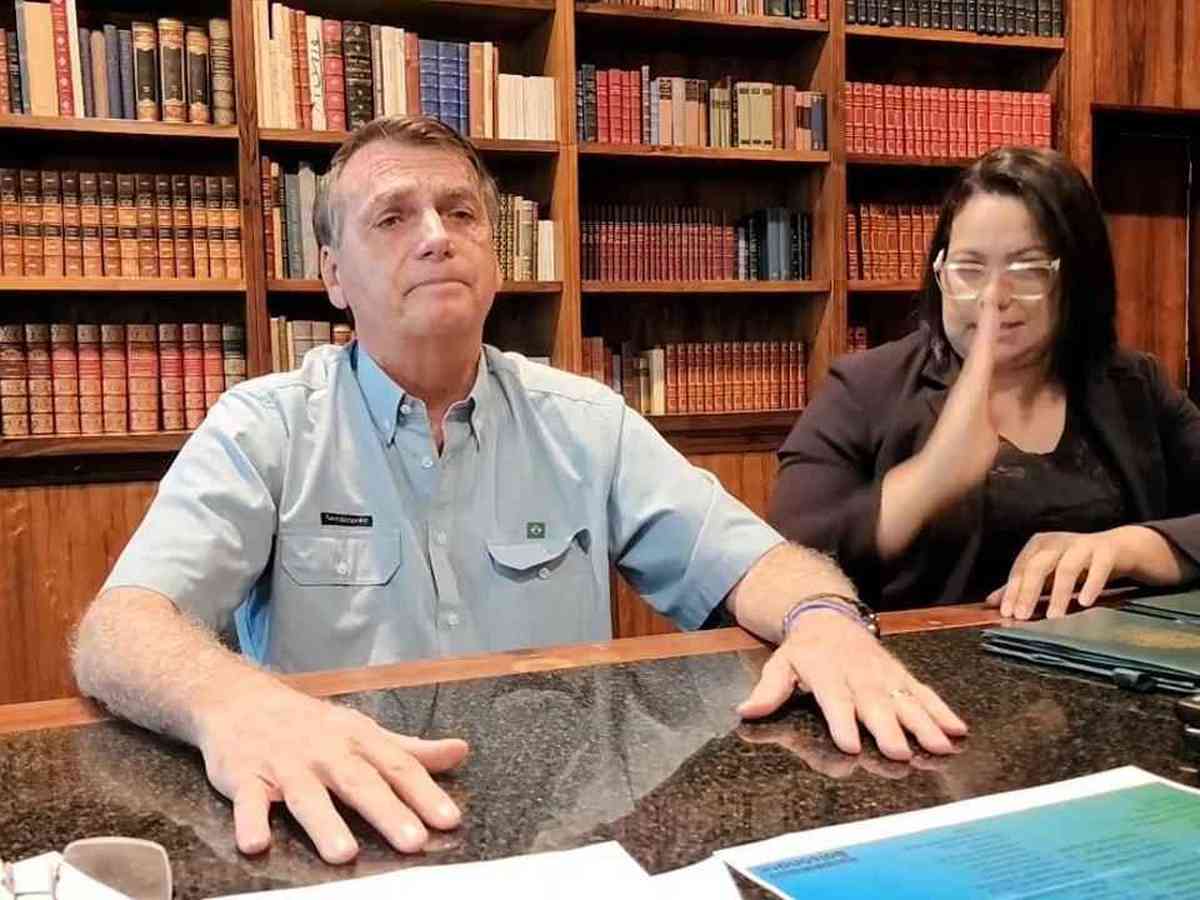 Bolsonaro tem 'festinha' de aniversário no Palácio da Alvorada com  familiares - Politica - Estado de Minas