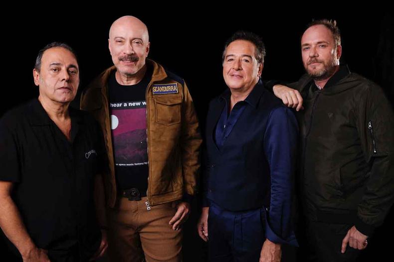 Os quatro integrantes da banda Ira! olham para a cmera