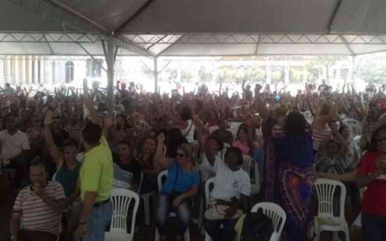 Servidores votaram pela manuteno da greve(foto: Sindibel/Divulgao)
