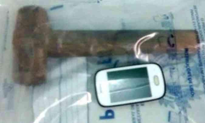 Marreta usada no crime e o celular da vtima(foto: Polcia Civil de Querncia/Divulgao)