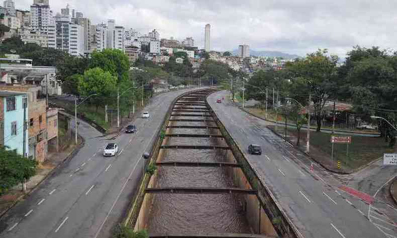 Populao de Belo Horizonte convive com esgoto a cu aberto em uma das principais avenidas da capital (foto: Alexandre Guzanshe/EM/D.A Press - 25/10/2020)