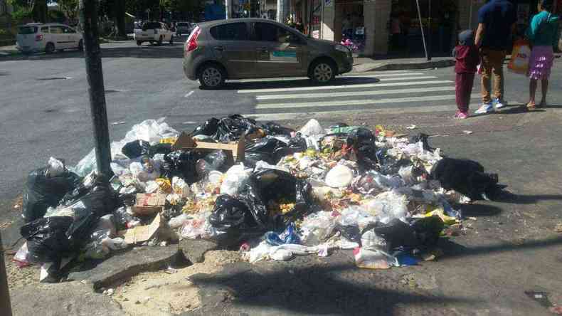 Amontoado de lixo no cruzamento das ruas Guaranis e Curitiba, no Centro de BH(foto: Jair Amaral/ EM/ D.A Press)