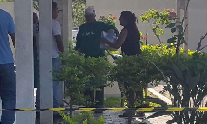 Mãe de Tiago, Giovanna Rodrigues, chega ao IML no momento da liberação do corpo e entrega uma sacola ao pessoal da Polícia Civil(foto: Valquiria Lopes/EM/D.A Press) Mãe de Tiago, Giovanna Rodrigues, chega ao IML no momento da liberação do corpo e entrega uma sacola ao pessoal da Polícia Civil(foto: Valquiria Lopes/EM/D.A Press)