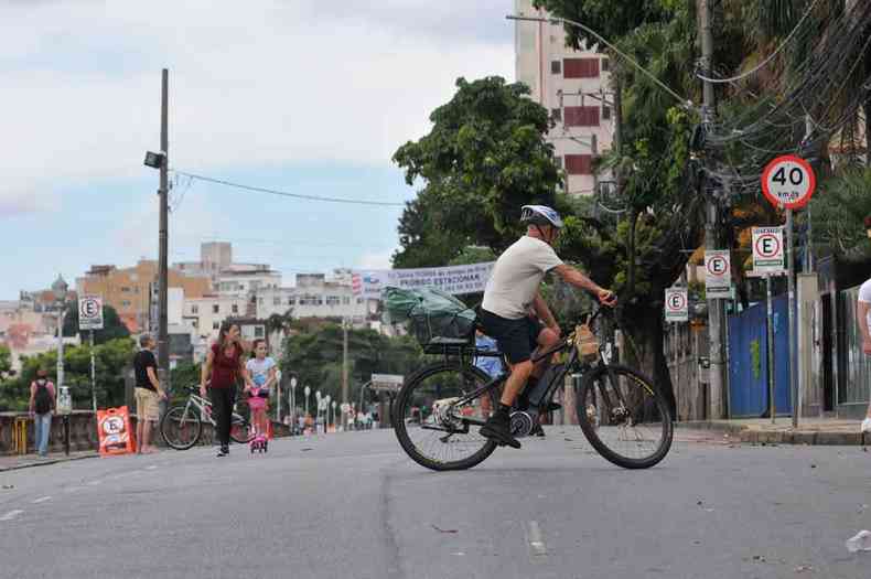Mirante e point da rea central, a Rua Sapuca virou oficialmente rea de lazer aos domingos, com o trnsito dando lugar a ciclistas e pedestres 
