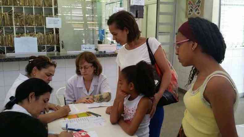 Agentes de Sade conferem as cadernetas de vacinao de pacientes no Posto de Sade Paraso(foto: Paulo Filgueiras/ EM/D.A. Press)