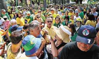 Manifestação em Belo Horizonte com atrito por divergência com imprensa e opositores. Polarização atrasa o país