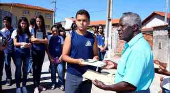 Com mais de 80 anos, Francisco Alves Pereira recebe livro que se juntar a outros que tem em casa(foto: NANDO OLIVEIRA/ESP EM/D.A PRESS)