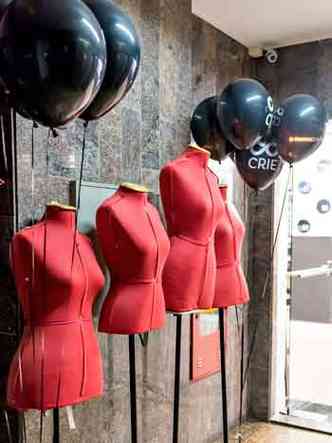Manequins na entrada do Co.crie sinalizam a vocao da empresa a moda(foto: Iara Cunha/divulgao)