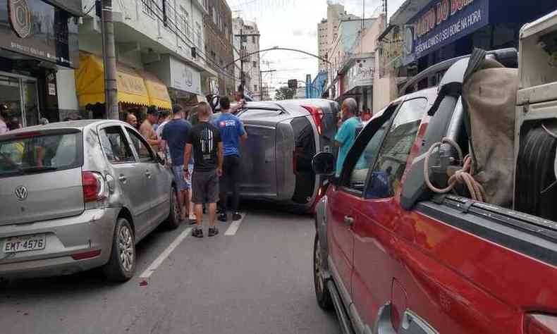 Detento foge aps acidente e capota carro em Itajub