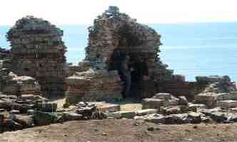 Restos da igreja onde a caixa foi encontra na ilha de Sveti Ivan(foto: Reproduo Internet / www.johnsanidopoulos.com)