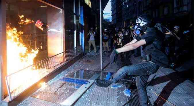 Bancos foram depredados durante o protesto realizado em So Paulo(foto: AFP PHOTO / Miguel SCHINCARIOL )
