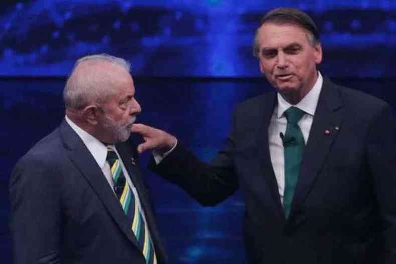 Bolsonaro pega no ombro de Lula