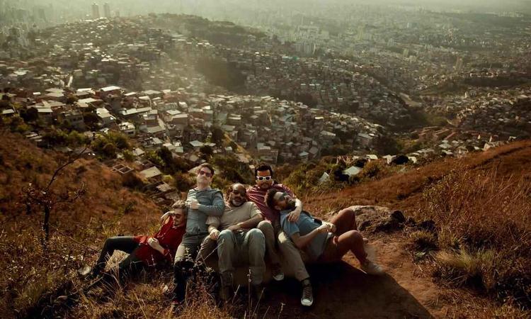 Integrantes da Banda Pelos posam no Aglomerado da Serra, tendo atrs de si vista de Belo Horizonte