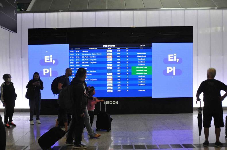 Aeroporto Internacional em Confins recebeu, em 2022, 10 milhões de passageiros. Terminal tem capacidade operacional para o dobro registrado no ano passado(foto: Gladyston Rodrigues/EM) Passageiros no aeroporto