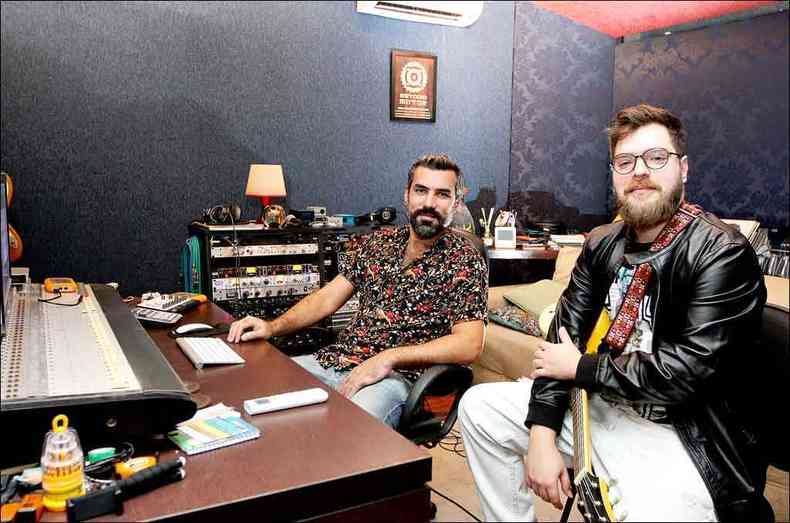 Os msicos e produtores musicais Ygor Rajo ( esq.) e Rafael Dutra, no Estdio Motor, em Belo Horizonte (foto: JAIR AMARAL/EM/D.A.PRESS)