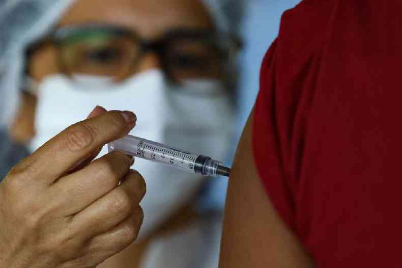 Vacina contra covid sendo aplicada em Volta Redonda, em 5 de novembro de 2021