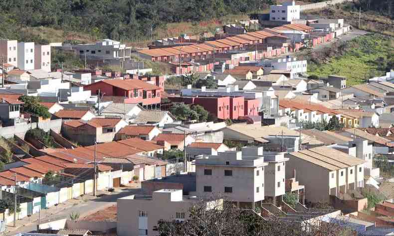 Vista do Bairro So Pedro, em Esmeraldas, que praticamente duplicou com a construo de moradias do Minha Casa, Minha Vida