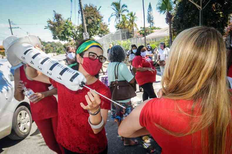 Manifestantes alegam lentido da vacinao contra a COVID-19 no estado e pressionam para que Funed passe a produzir imunizantes.(foto: Leandro Couri/EM D.A.Press)