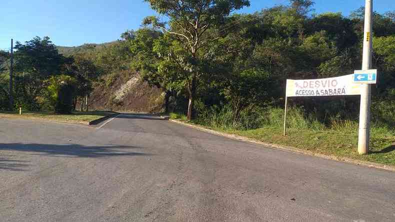 Placa de desvio instalada na MG-347 entre Sabar e Nova Lima