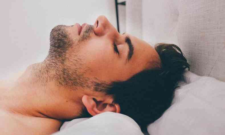 Homem dormindo com travesseiro alto