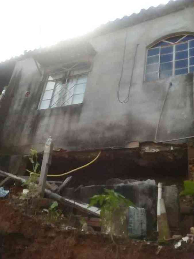 Parte da casa ficou suspensa aps a queda do muro. Moradores tiveram que ir para a casa de parentesDefesa Civil/Divulgao