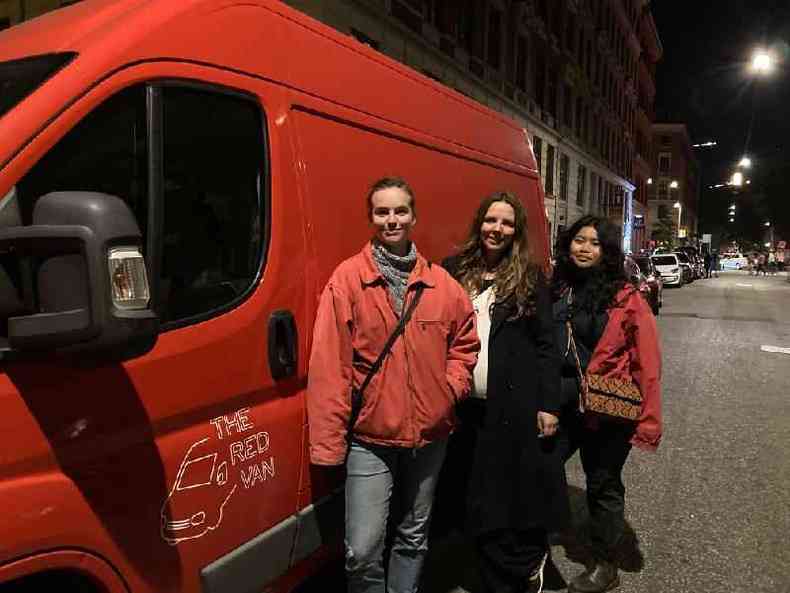 Voluntrias da Red Van Pauline Hoffman Schroder, Sine Plambech e Aphinya Jatuparisakul