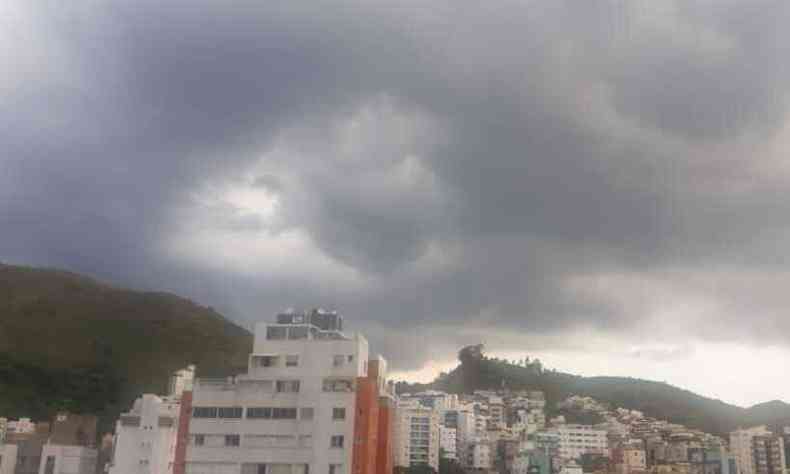 Ameaa de chuva forte no Bairro Buritis (foto: WhatsApp/Reproduo)