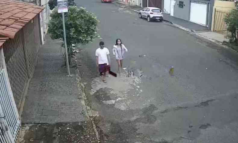 Imagens de câmeras de segurança mostram o rapaz e a menina andando na rua