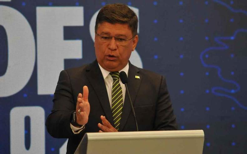 Senador Carlos Viana usa terno azul marinho e fala ao microfone